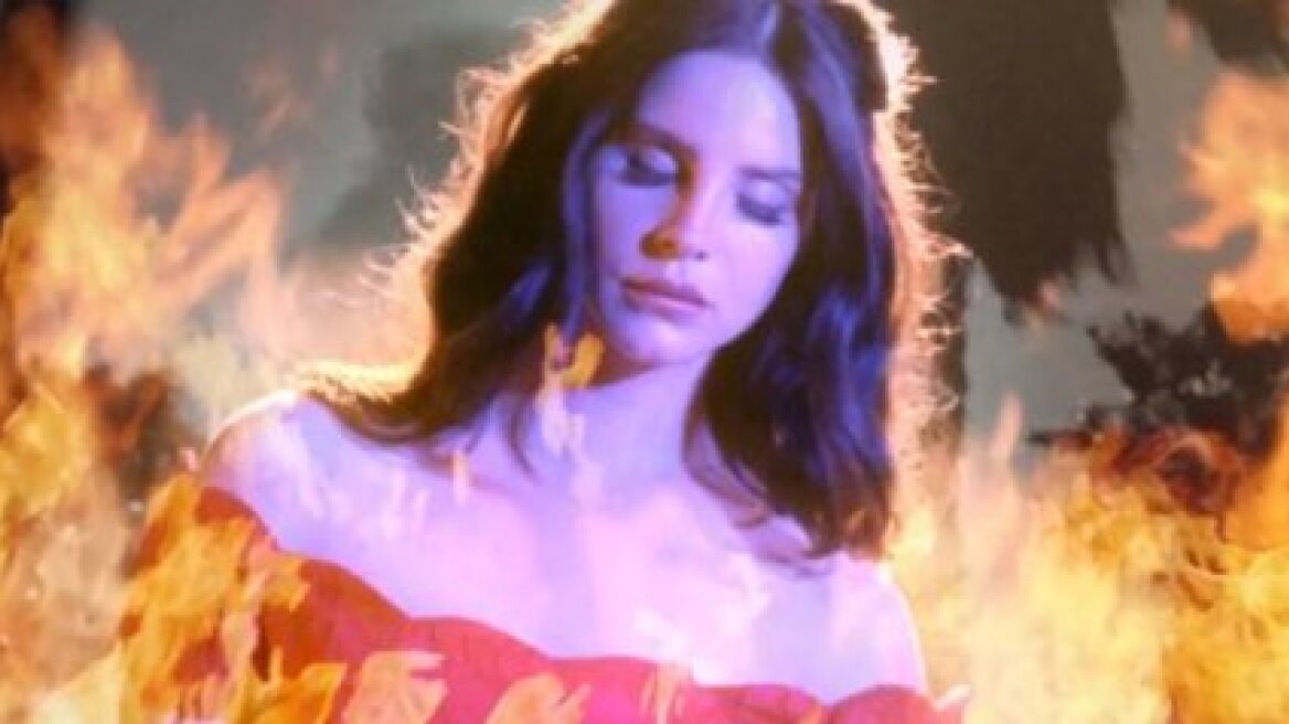 Βίντεο: Η Lana Del Rey... τυλίγεται στις φλόγες