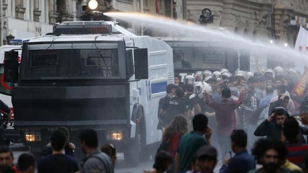 Τουρκία: Με αντλίες νερού και δακρυγόνα η αστυνομία διαλύει τους διαδηλωτές