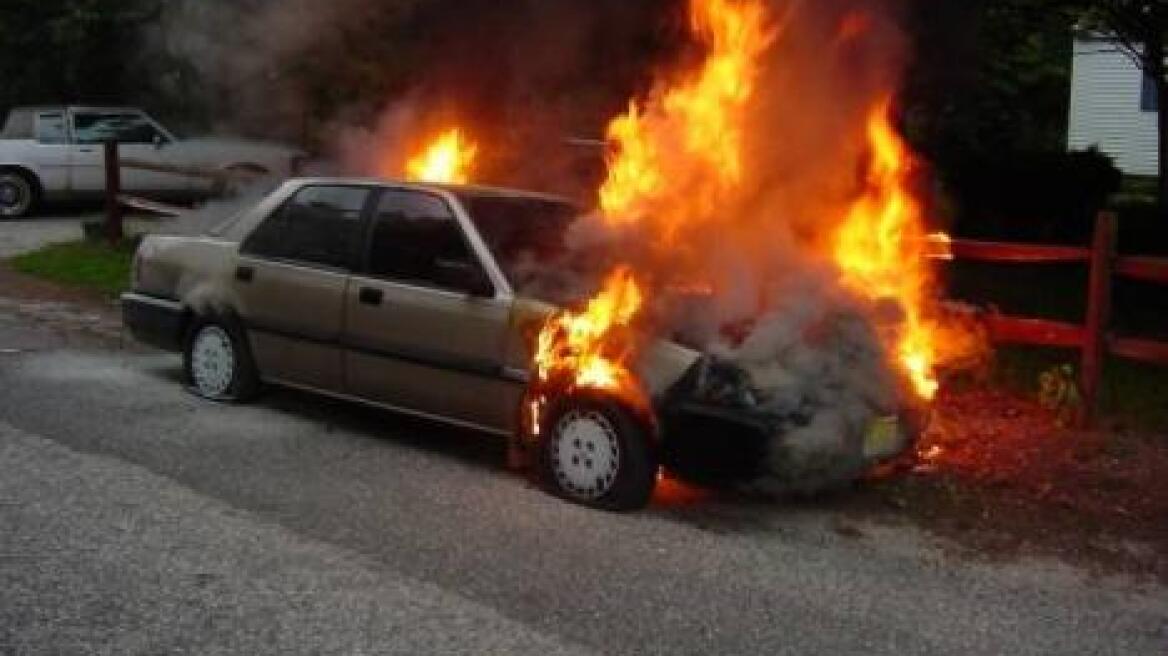 Αυτοκίνητο έπιασε φωτιά εν κινήσει