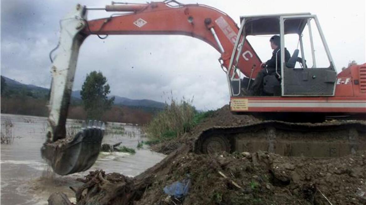 Τρεις συλλήψεις για παράνομη αμμοληψία στον Αχελώο