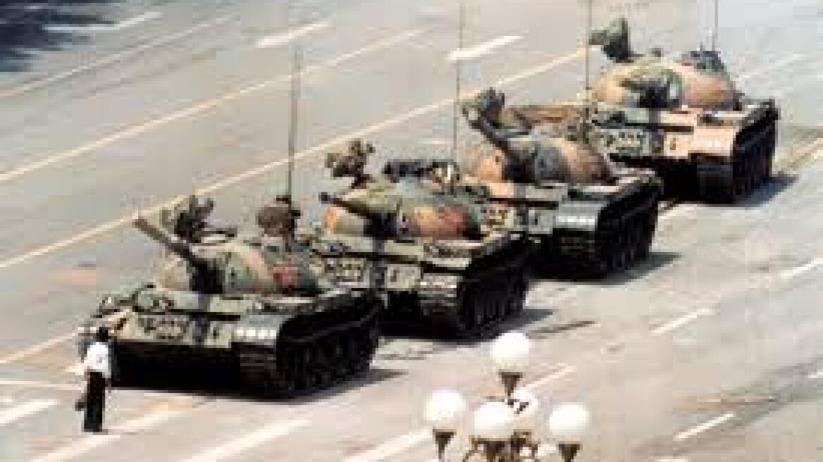 Tank Man: Τι απέγινε ο άντρας που σταμάτησε τα τανκ στη Τιενανμέν;