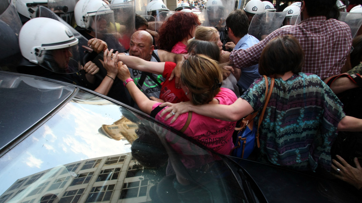 Άγριο ξύλο στο υπουργείο Οικονομικών μεταξύ ΜΑΤ και καθαριστριών 