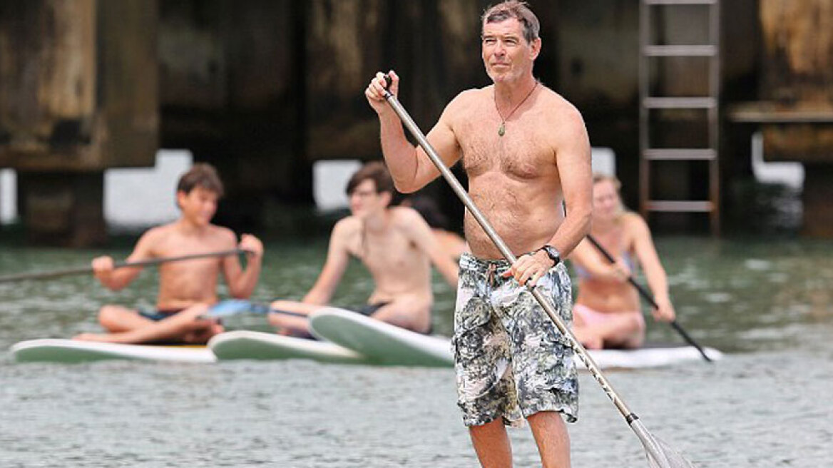 Pierce Brosnan: Μαθήματα paddleboarding