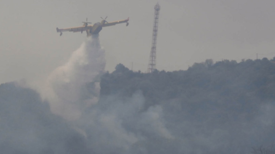 Ζημιές σε σπίτια στην Κορινθία - Σε εξέλιξη η πυρκαγιά στη Μαλεσίνα