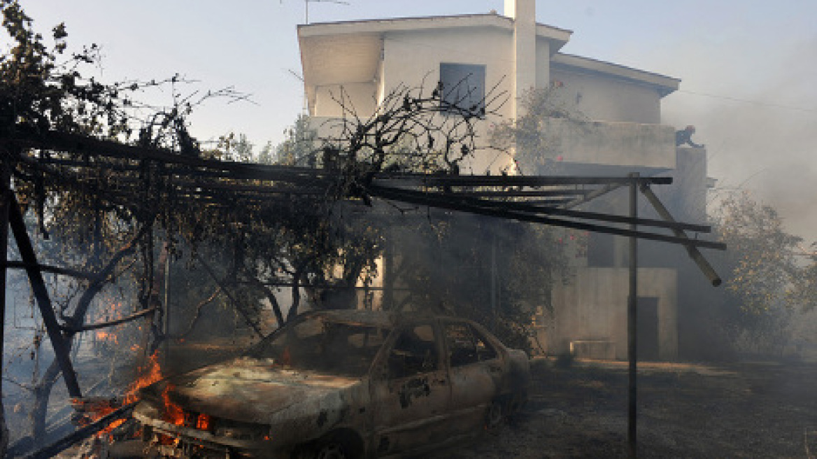 Μαίνεται η φωτιά στη Μαλεσίνα - Κάηκαν σπίτια στην Κορινθία 