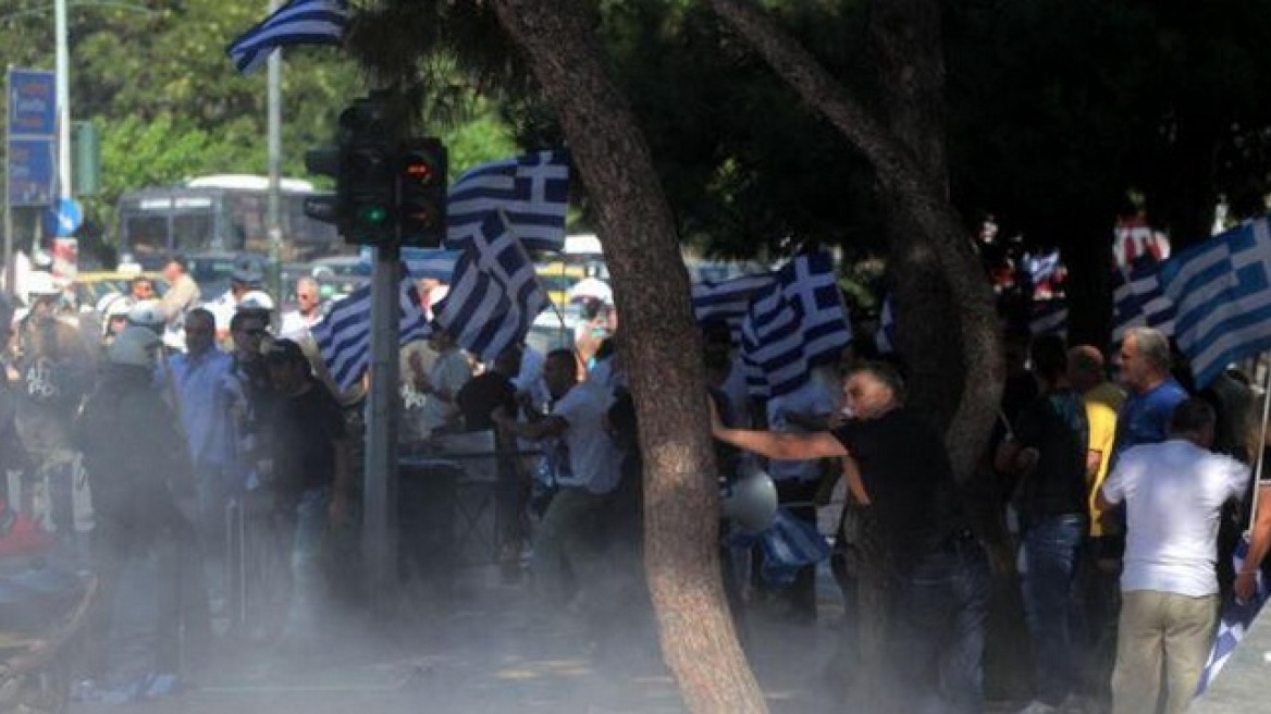 Nέο βίντεο από την επίθεση των Χρυσαυγιτών στα ΜΑΤ έξω από το Εφετείο 