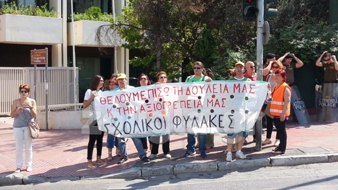 Συνάντηση Βενιζέλου με σχολικούς φύλακες και καθηγητές