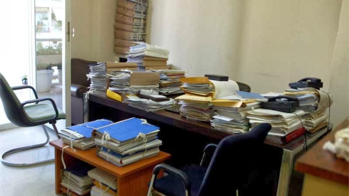 Δημόσιο: «Πάρτι» προσλήψεων με πλαστά δικαιολογητικά - Έρχονται 2.500 απολύσεις 
