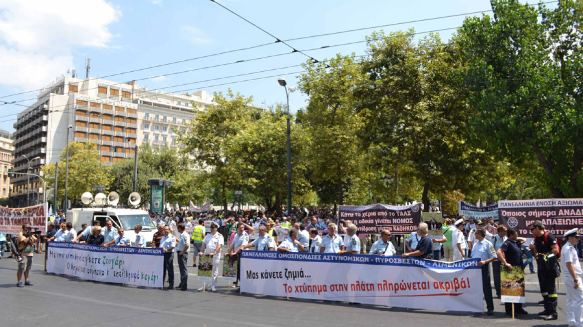 Ένστολοι: Αυτοί είναι οι 50 βουλευτές που ψήφισαν την καταστροφή των ταμείων μας