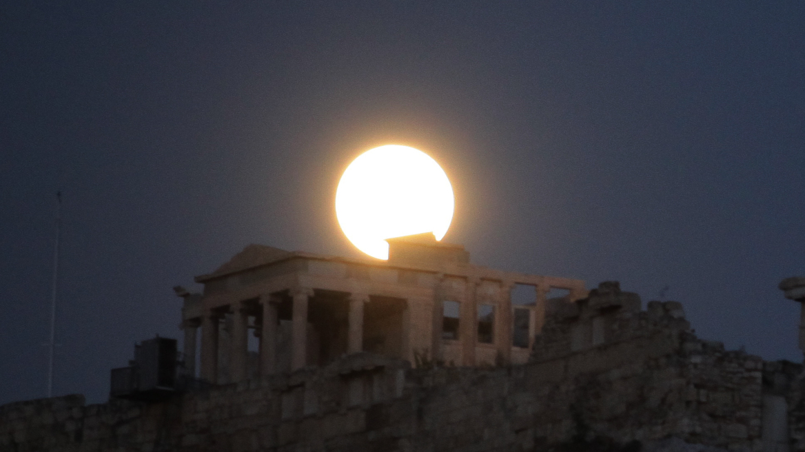 Δείτε φωτογραφίες από την αυγουστιάτικη πανσέληνο σε όλο τον κόσμο