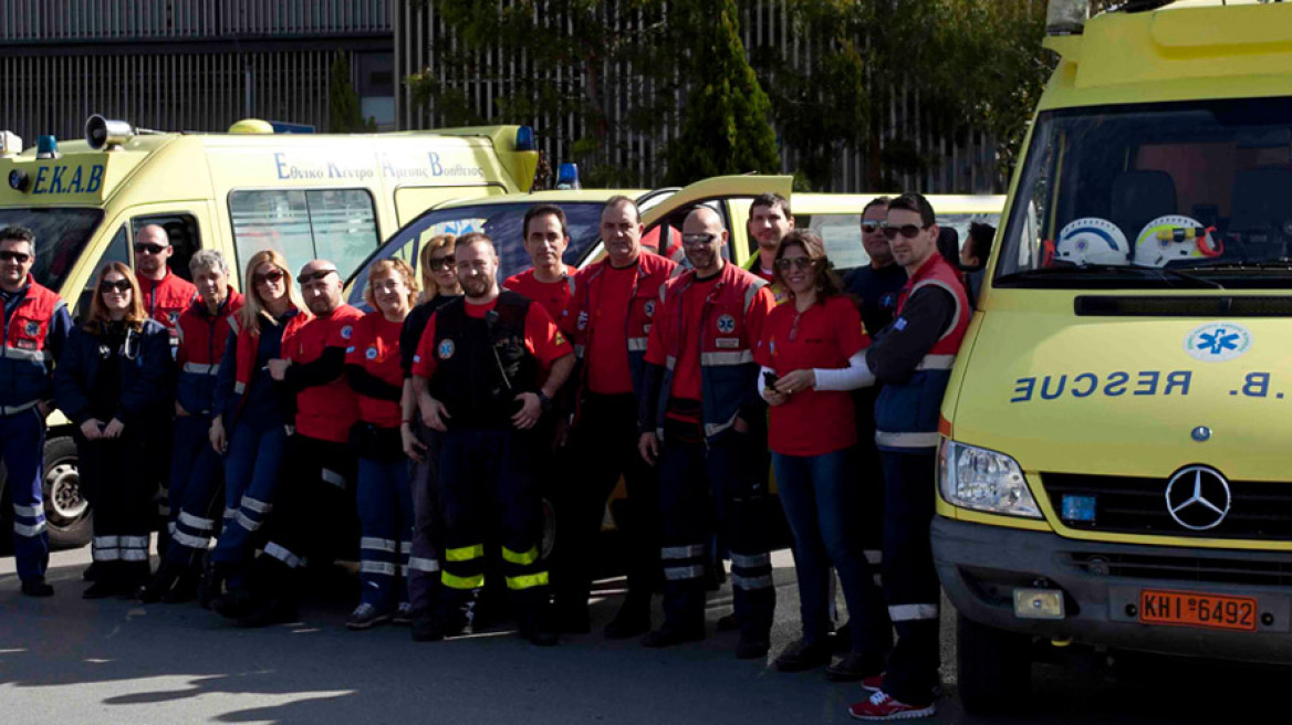 «ΕΚΑΒ εκεί; Μπορείτε να με συνδέσετε με τον... Θεό;»