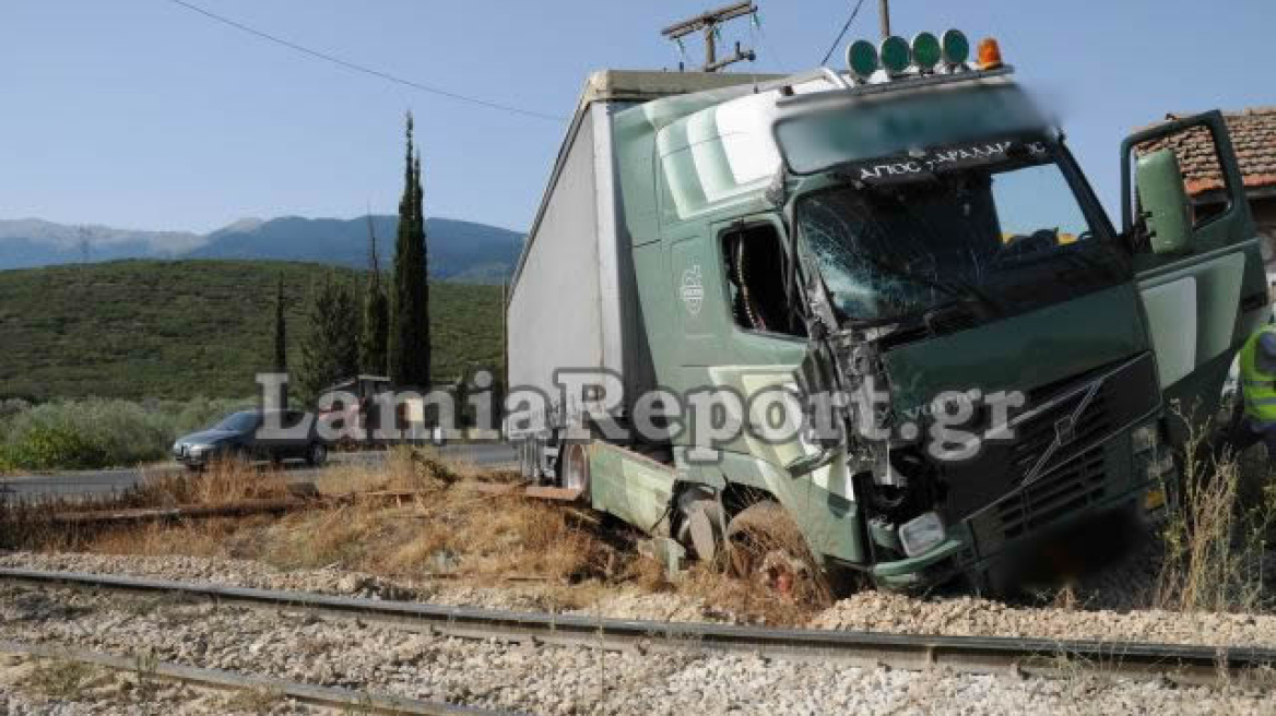 Αμφίκλεια: Νταλίκα έπεσε πάνω στο τρένο