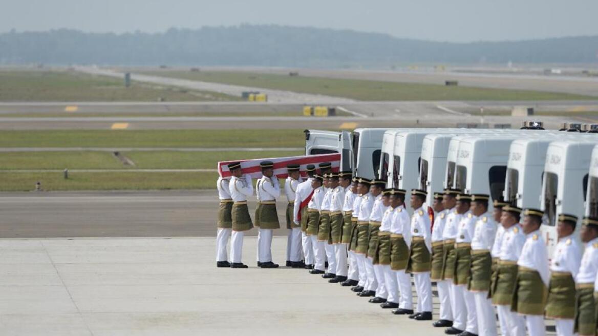 Μαλαισία: Ράγισαν καρδιές στην άφιξη των σορών από την πτήση που συνετρίβη στην Ουκρανία