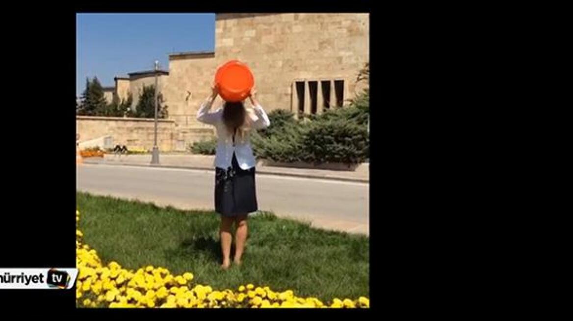 Η Τουρκάλα που προκάλεσε τη Μέρκελ σε ice bucket challenge 