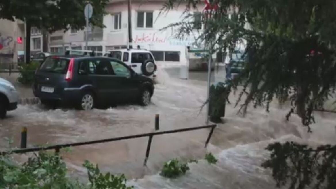 Κοζάνη: Ποτάμια οι δρόμοι από την ξαφνική μπόρα