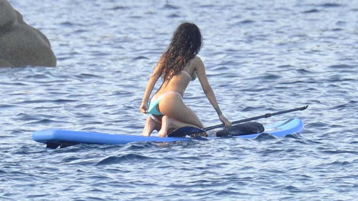 Rihanna: Καυτές πόζες κάνοντας paddleboarding 