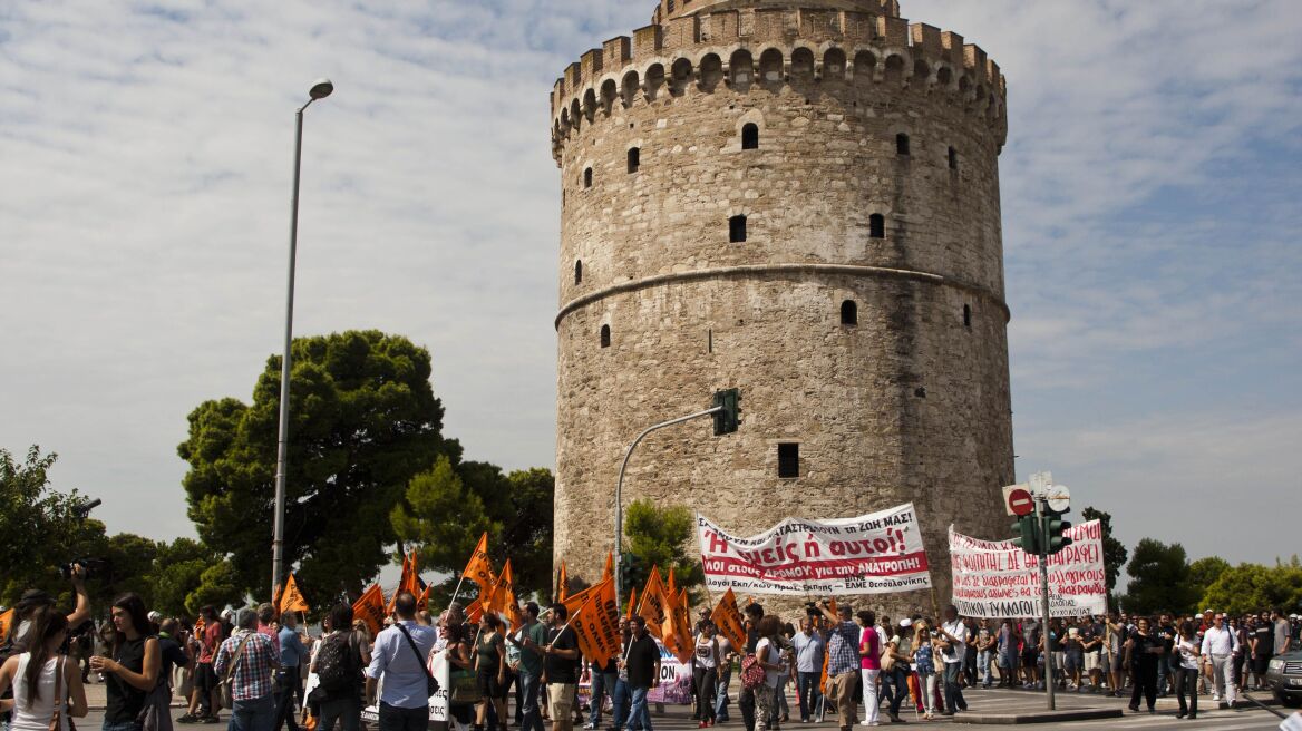 Συγκεντρώσεις διαμαρτυρίας στη ΔΕΘ από εκπαιδευτικούς και ομολογιούχους