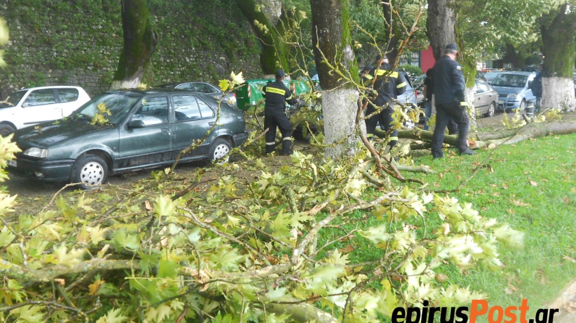 Φωτογραφίες: Το μπουρίνι σάρωσε τα πάντα στα Ιωάννινα