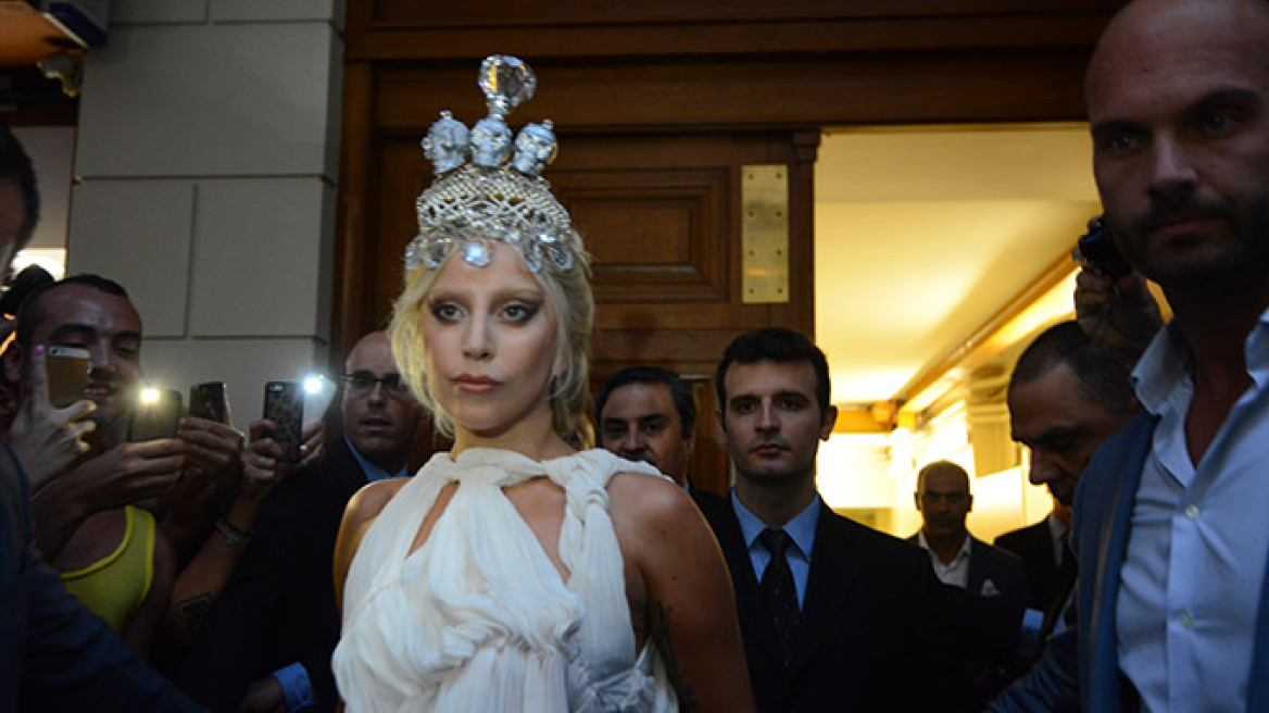 Lady Gaga: Με λευκό φόρεμα και τιάρα έφυγε από την πίσω πόρτα του «Μεγάλη Βρετανία»