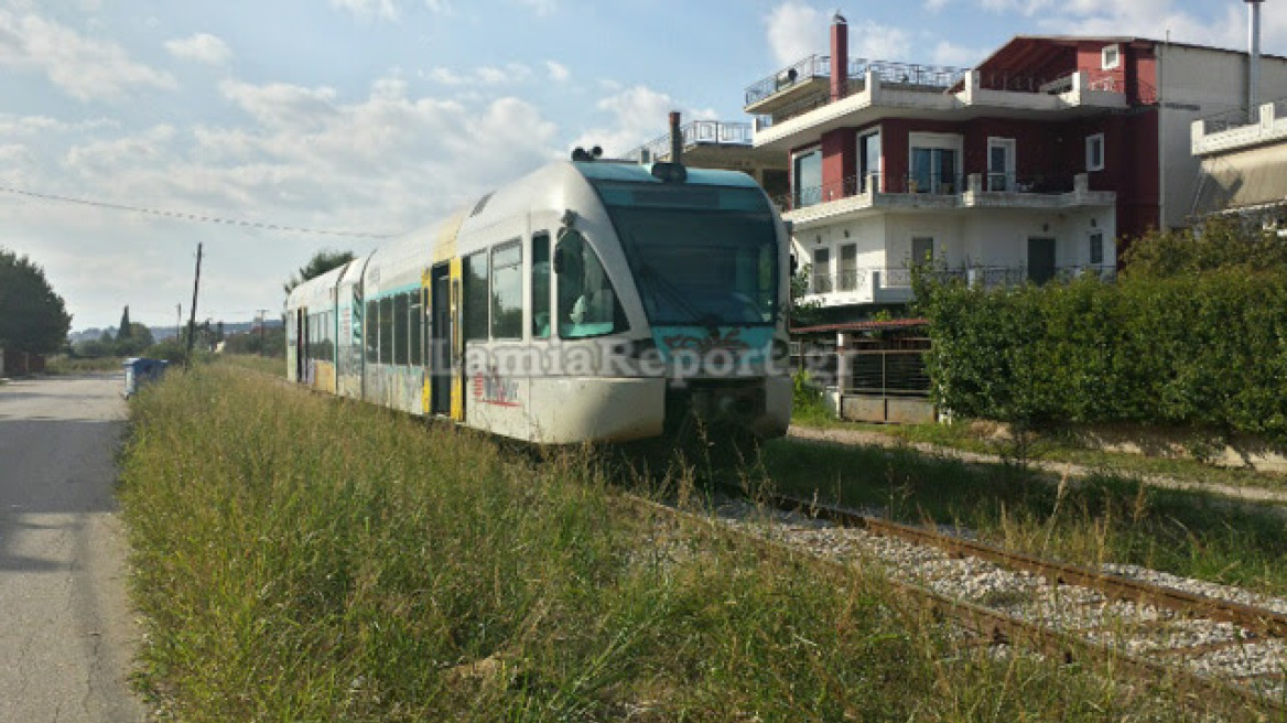 Σύγκρουση αυτοκινήτου με τρένο στη Λαμία 