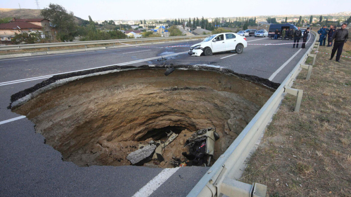 Κριμαία: Τεράστια τρύπα στο οδόστρωμα «κατάπιε» αυτοκίνητο - Έξι νεκροί