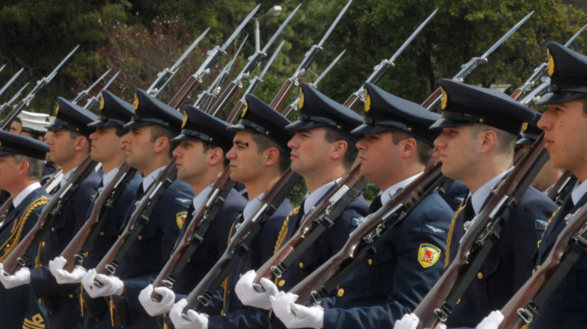 Αυξήσεις και αναδρομικά από τον Δεκέμβριο για ενστόλους