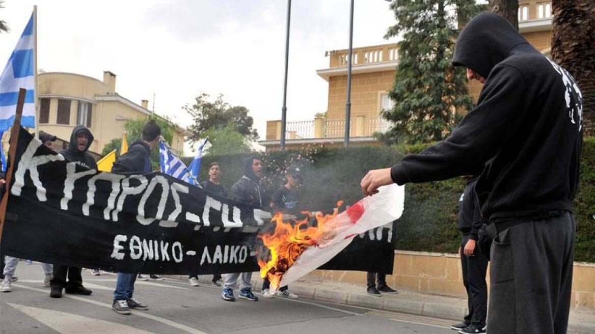 Πετροπόλεμος μεταξύ Χρυσαυγιτών και Τούρκων στη Λευκωσία 