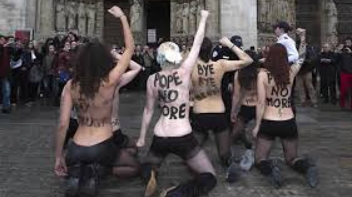 Βίντεο: Οι γυμνόστηθες Femen «απήγαγαν» ιερέα!