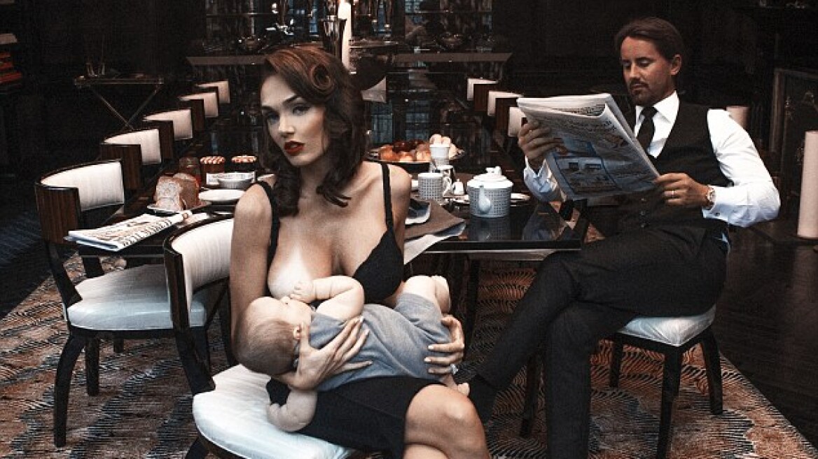 Η Tamara Ecclestone πίνει πρωινό καφέ θηλάζοντας