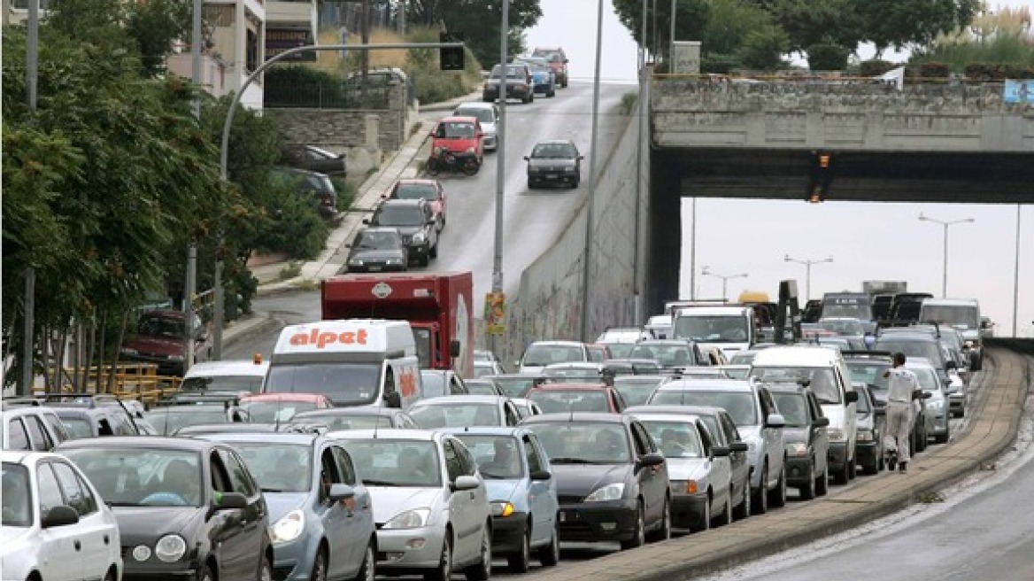 Θεσσαλονίκη: Το ψιλόβροχο έφερε μποτιλιάρισμα και τροχαία