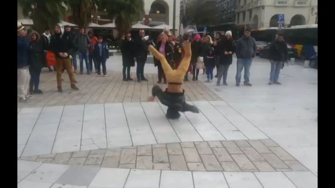 Βίντεο: Το «έριξαν» στο... break dance στην πλατεία Αριστοτέλους