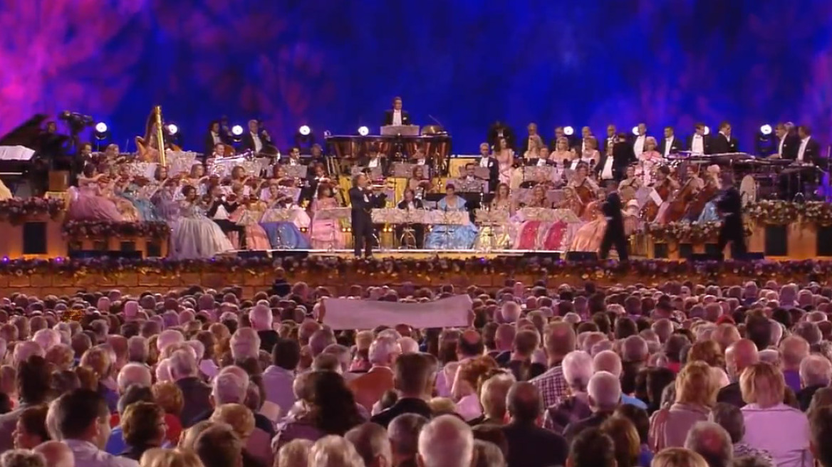 Το κοινό σε κονσέρτο κλασικής μουσικής ξεσηκώνεται όταν η ορχήστρα αρχίζει να παίζει Ζορμπά!