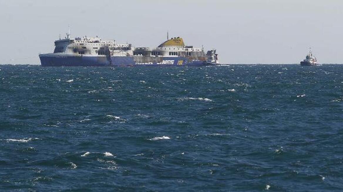 Στο Μπρίντιζι το Norman Atlantic, αγωνία για το τι κρύβει στα αμπάρια του