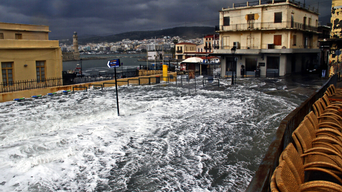 H θάλασσα βγήκε στη στεριά στο Ρέθυμνο - Δείτε φωτογραφίες