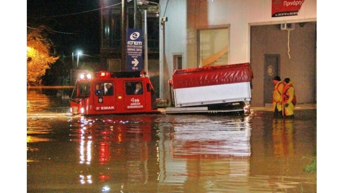 «Βούλιαξε» η Κρήτη -  Διεσώθηκαν άτομα κι από ταράτσες σπιτιών!	