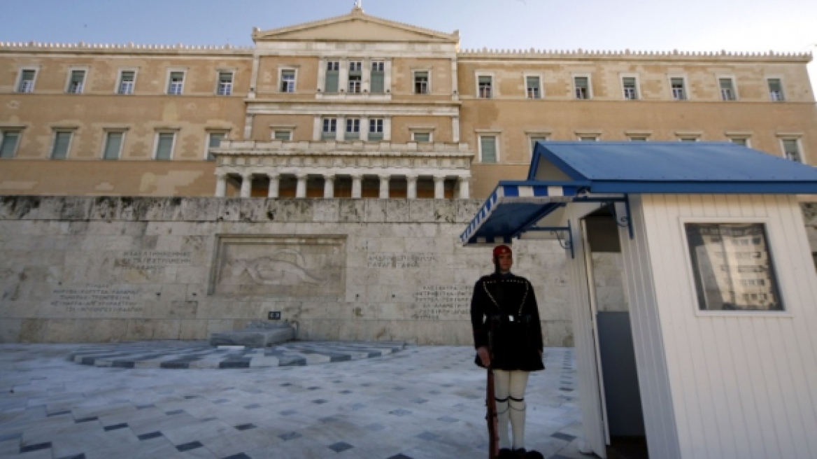 Πυκνώνουν οι φόβοι των ξένων για το εκλογικό αποτέλεσμα ενώ συνεχίζονται οι εκροές