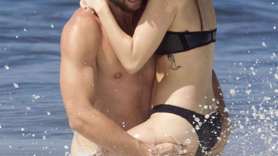 Miley Cyrus-Patrick Schwarzenegger: Αγκαλιές και φιλιά στην παραλία