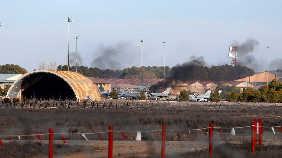 Σαν φλεγόμενη μπάλα έπεσε το F-16 πάνω στα άλλα μαχητικά!