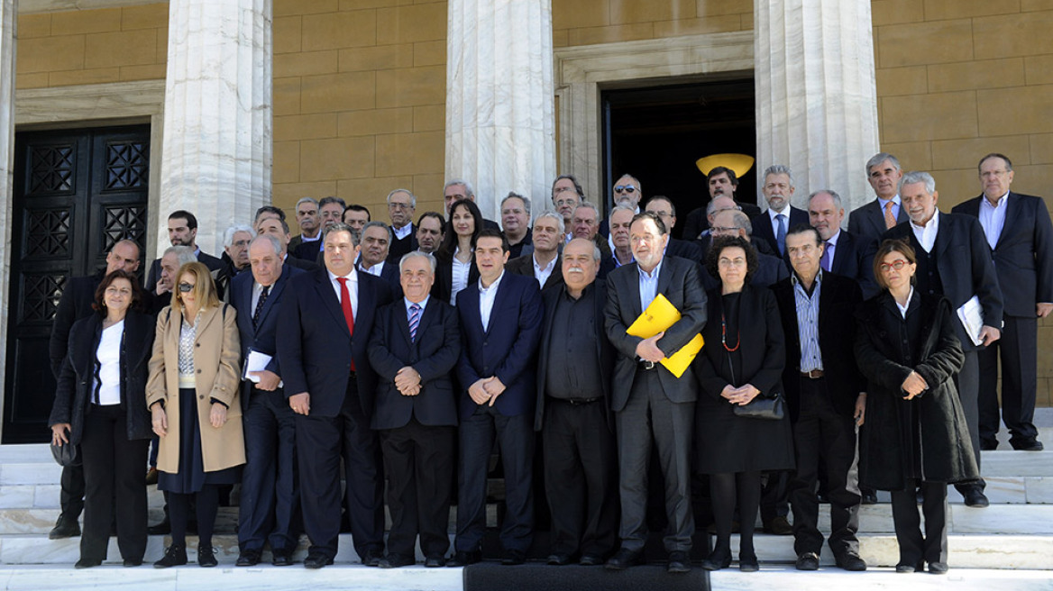 Αναμνηστικές φωτογραφίες της κυβέρνησης στη Βουλή, την ώρα που έφευγαν τα κάγκελα