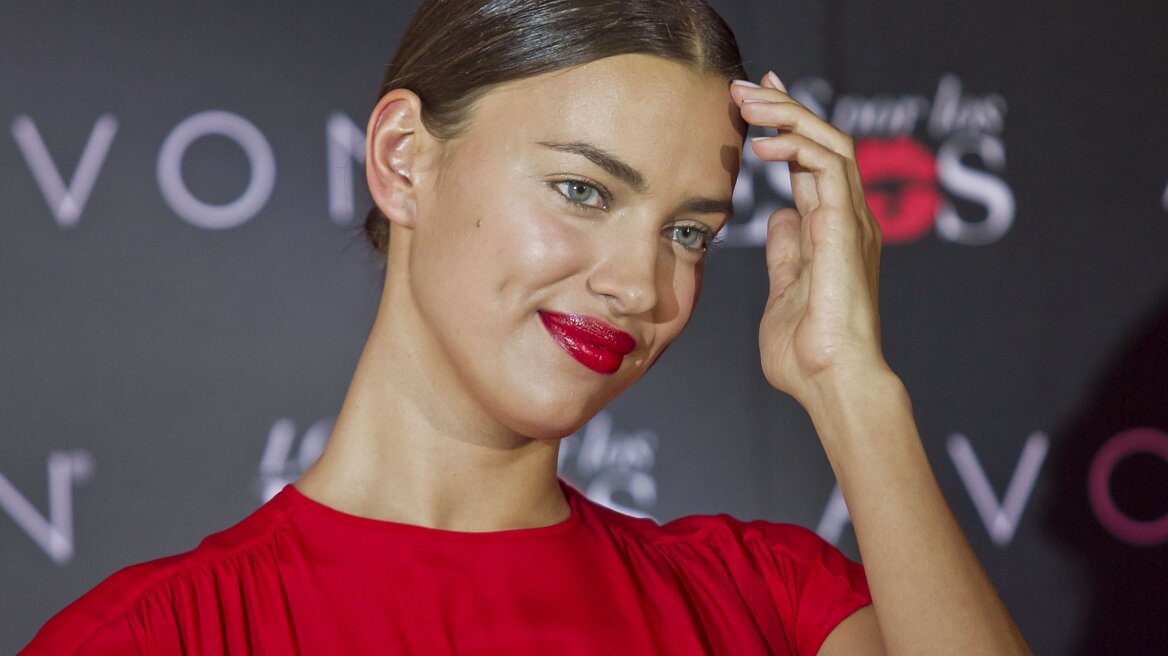 Irina Shayk: Εντυπωσιακή εμφάνιση με κόκκινο φόρεμα