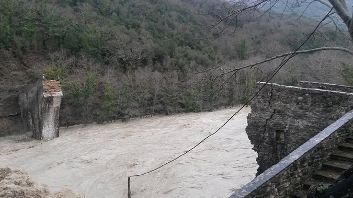 Νύχτα αγωνίας στην Ηπειρο που είναι σε κατάσταση έκτακτης ανάγκης  