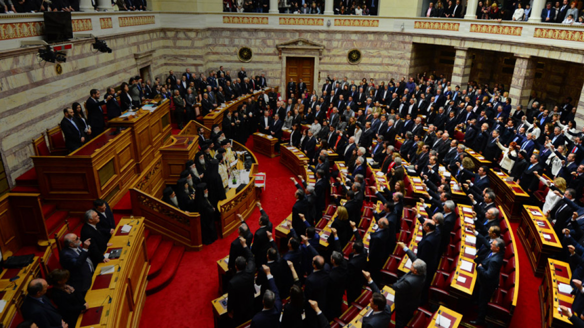 Ορκίστηκαν οι νέοι βουλευτές - Χαμόγελα, τρακ και λιγότερες γραβάτες