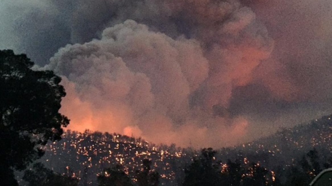 Πύρινη λαίλαπα απειλεί κατοικημένες περιοχές στη Δ. Αυστραλία   