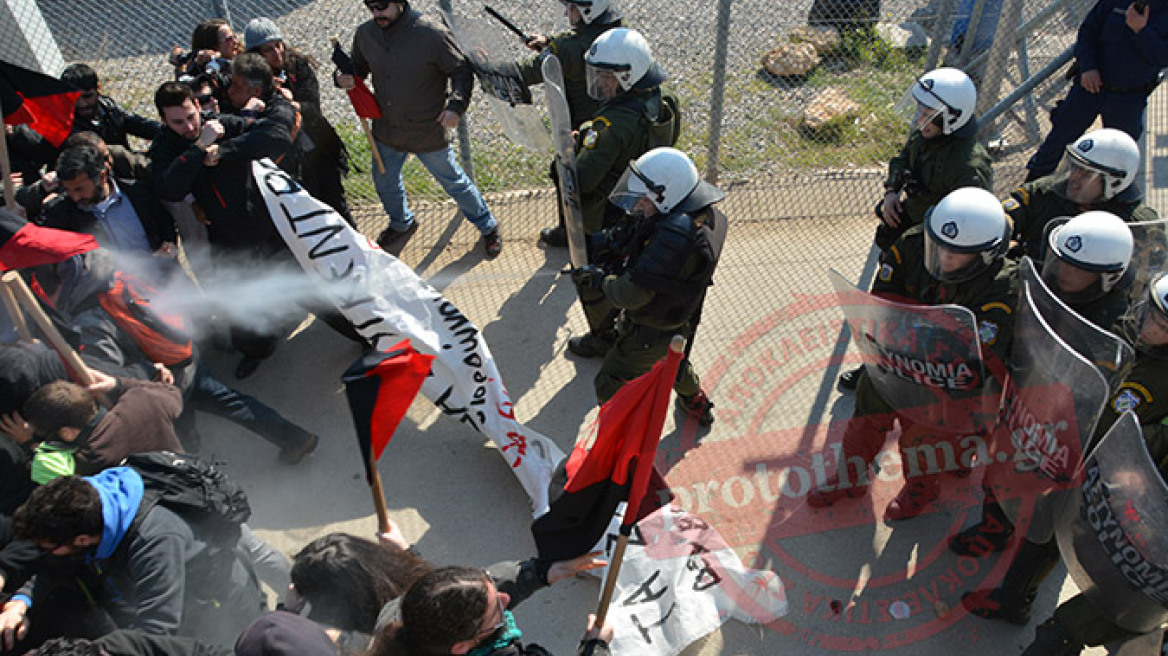 Ένταση με διαδηλωτές και ΜΑΤ στην Αμυγδαλέζα 