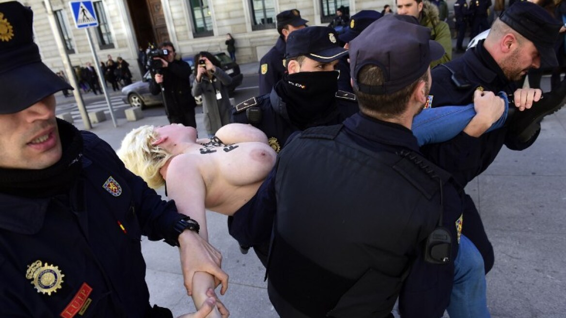 Βίντεο: Οι γυμνόστηθες FEMEN «έσπασαν» τους περιορισμούς για τις διαδηλώσεις στην Ισπανία