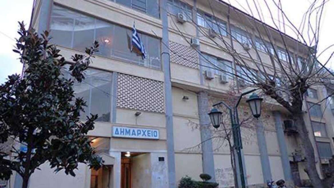 Καρδίτσα: Νεαροί με κροτίδες έκαναν γκράφιτι στο Δημαρχείο