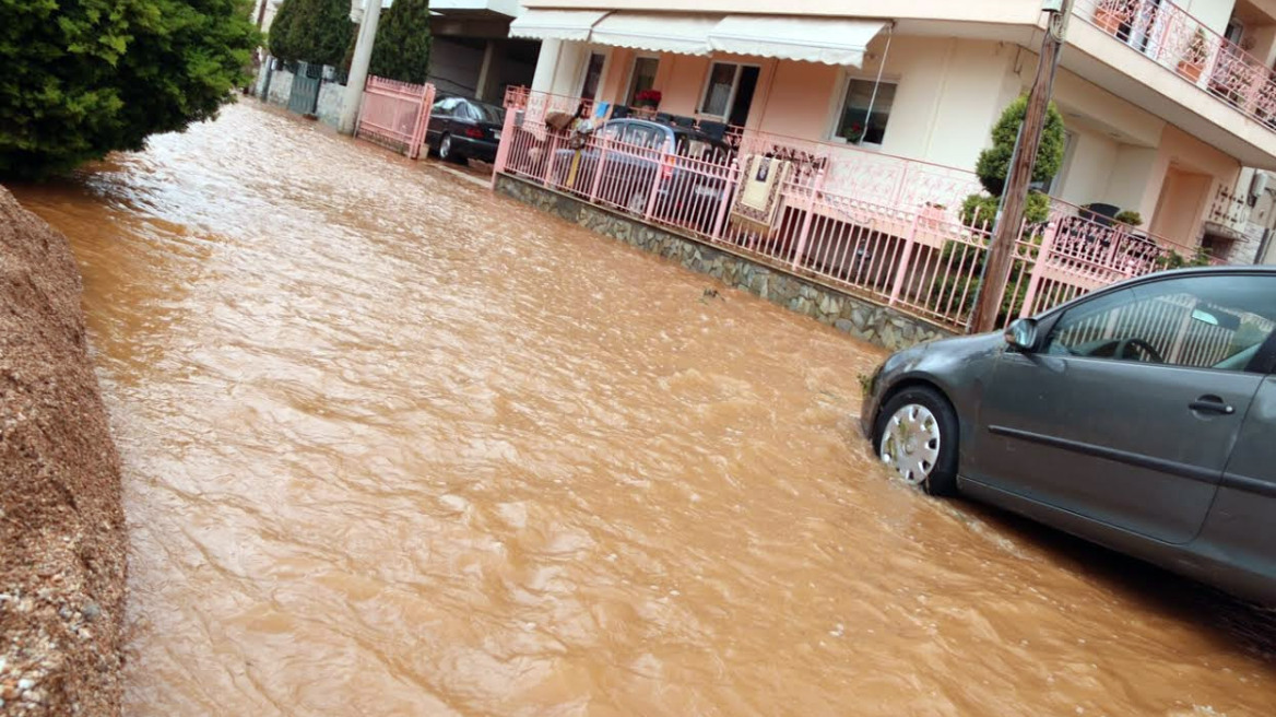 Πλημμύρισε η Μάνδρα από τη σφοδρή νεροποντή - Άνθρωποι εγκλωβίστηκαν