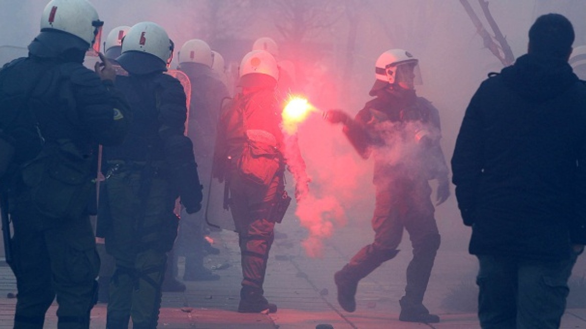 Ένταση μεταξύ οπαδών της ΑΕΚ και του Ολυμπιακού στον Πειραιά!