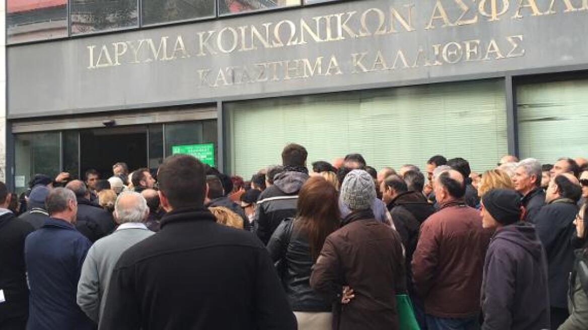 Συγκρότηση ειδικής ομάδας για το θέμα που παρουσιάστηκε με τις ουρές στο ΙΚΑ