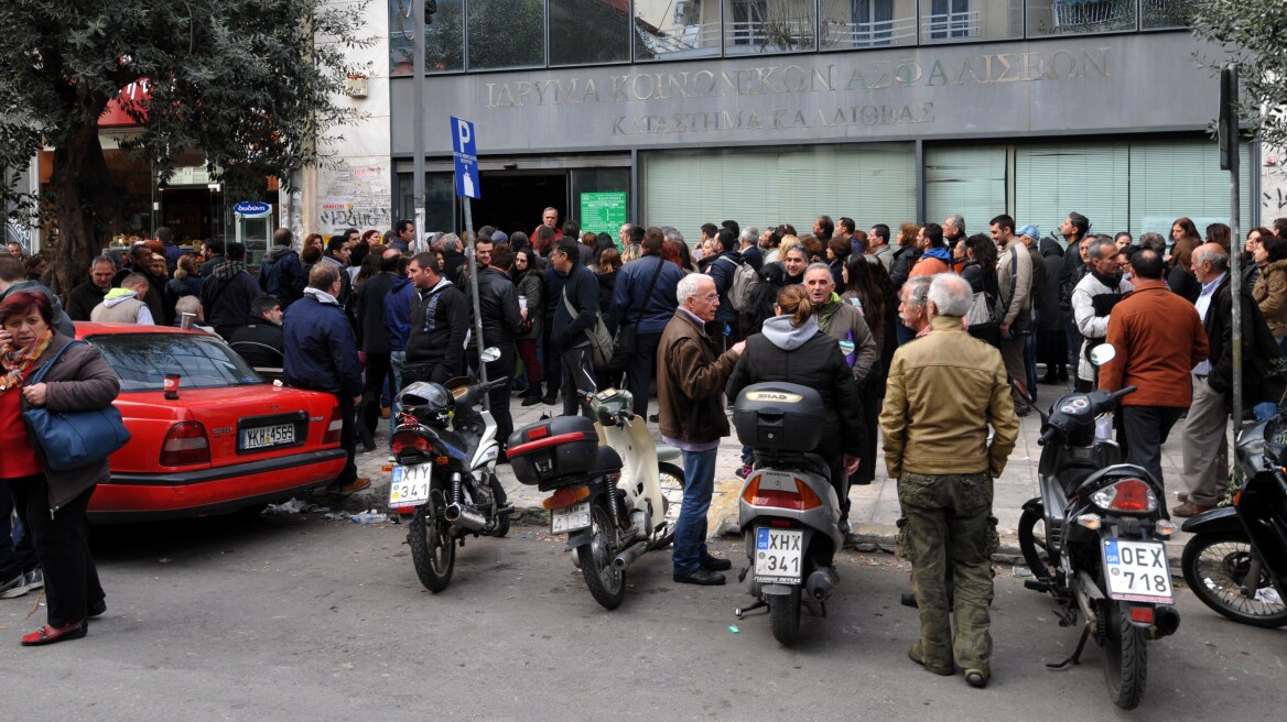 Ουρές από τα ξημερώματα στο ΙΚΑ Καλλιθέας